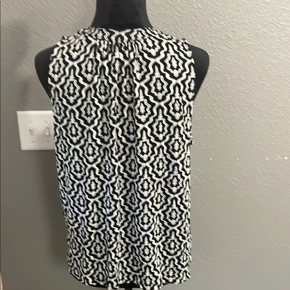 LOFT Black and White Patterned Women's Top - Picture 4 of 7